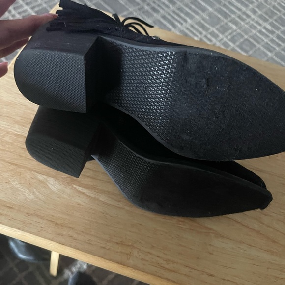 Black boots with fringe. Zip cu inside boot - Picture 3 of 4